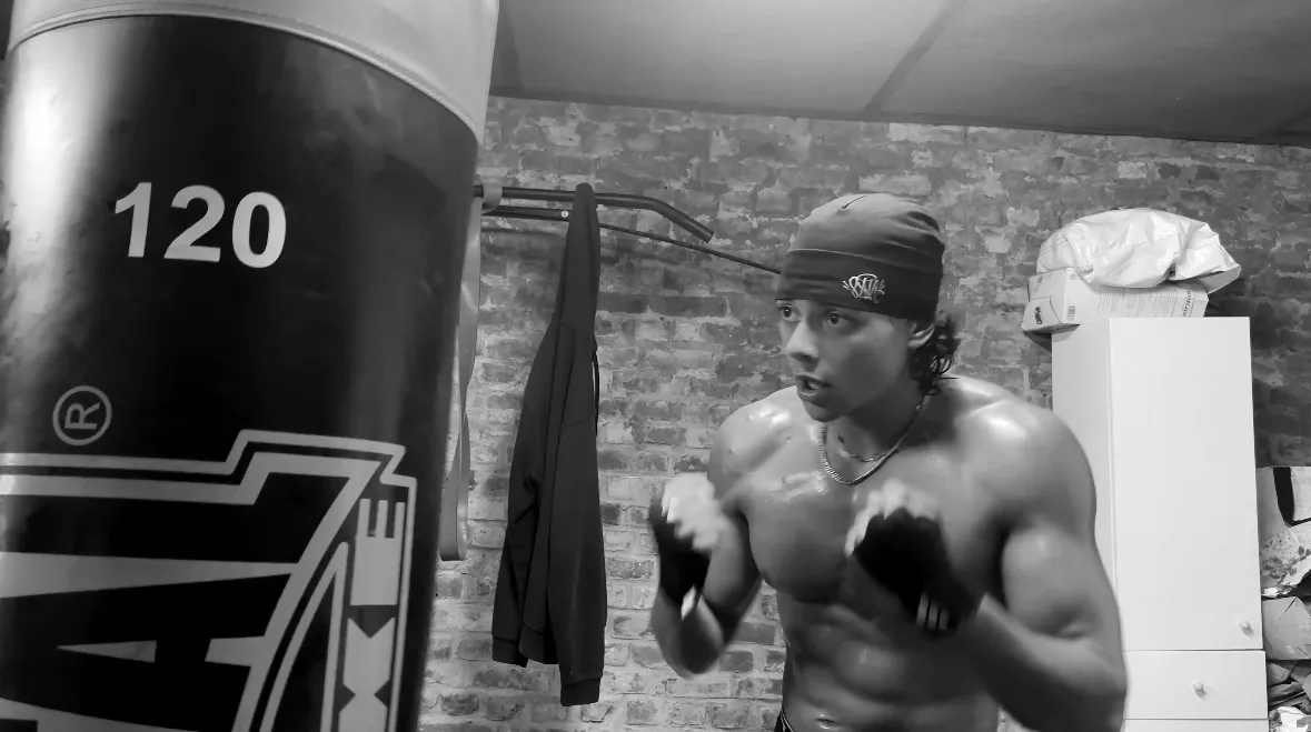 Sofian à la boxe, en garde devant le sac